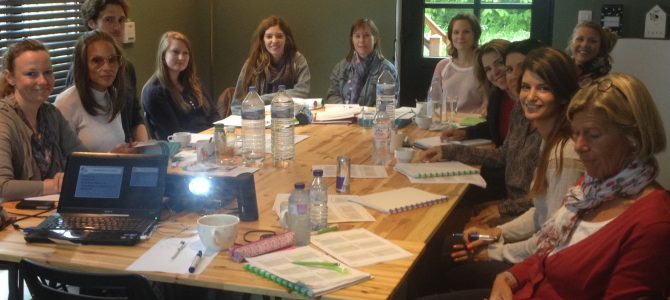 Formation au métier de comportementaliste canin dispensée par Julie Willems, éthologue-comportementaliste canin