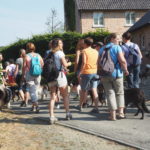Promenade avec les chiens dans un village