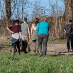 Groupe de promeneurs de dos